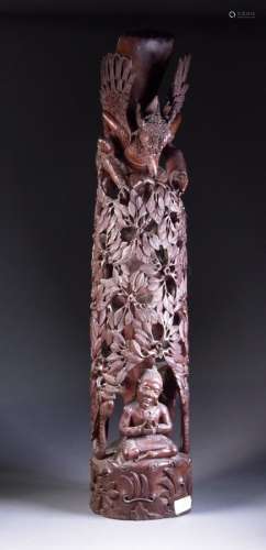 印度尼西亚 -- -- 19世纪雕花木组呈鼓形，代表嘎鲁达在森林之上。H.68厘米