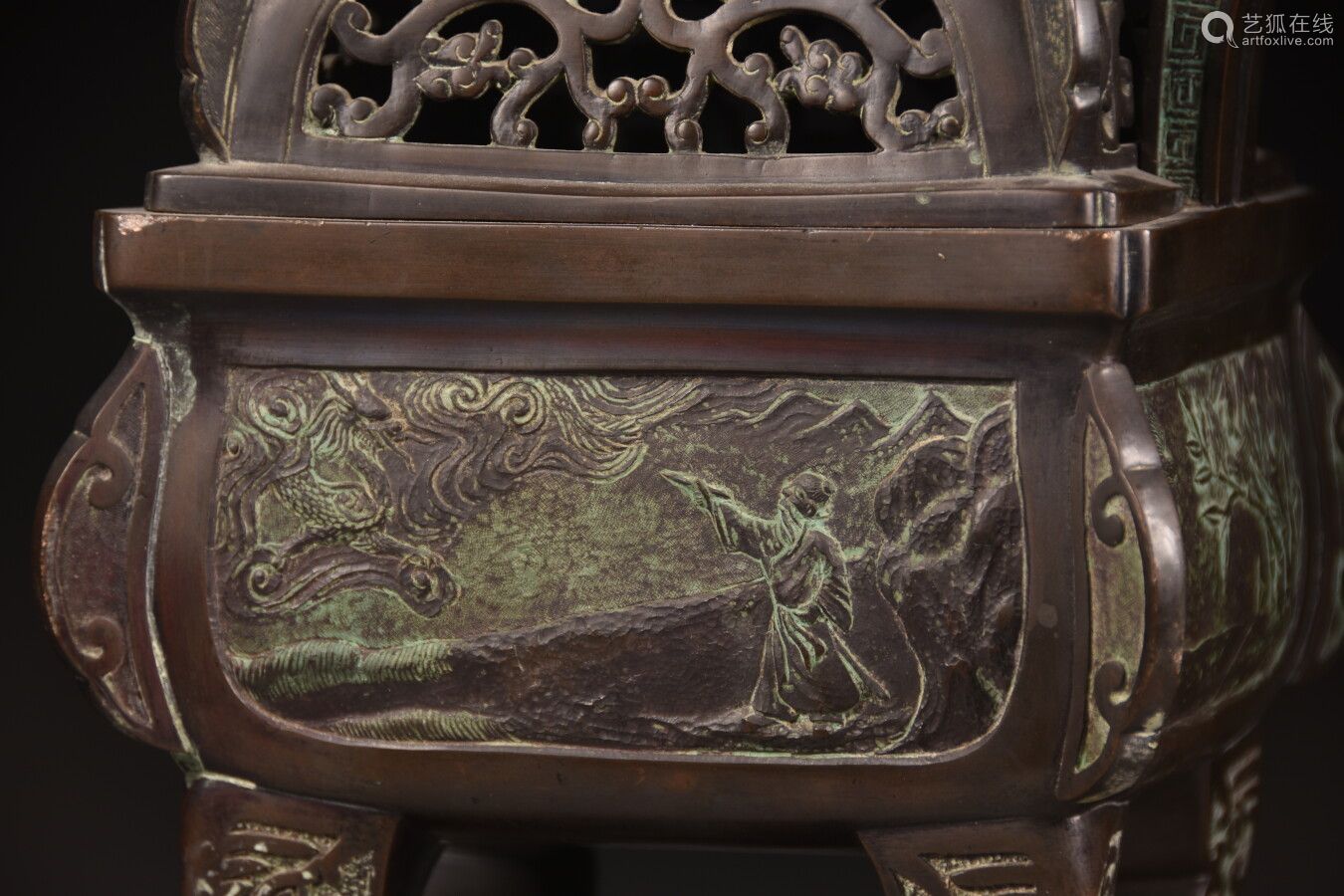 中国 19世纪末青铜长方形双柄香炉 有褐色铜锈 微微浮雕装饰 背景为一智者与一龙 一仙人与一龟 一鸟与花枝 盖子上镂空的云朵 握柄为一狗形的佛像 H 33 5厘米 Deal Price Picture