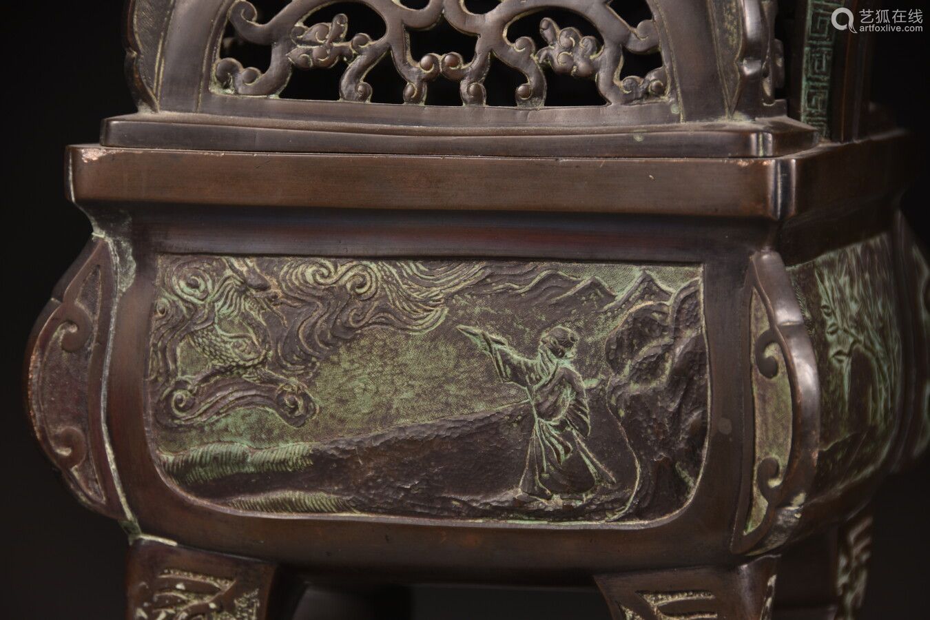 中国 19世纪末青铜长方形双柄香炉 有褐色铜锈 微微浮雕装饰 背景为一智者与一龙 一仙人与一龟 一鸟与花枝 盖子上镂空的云朵 握柄为一狗形的佛像 H 33 5厘米 Deal Price Picture 中国 19世纪末青铜长方形双柄香炉 有褐色铜锈 微微浮雕装饰 背景为一智者与一龙 一仙人与一龟 一鸟与花枝 盖子上镂空的云朵 握柄为一狗形的佛像 H 33 5厘米 Deal Price Picture