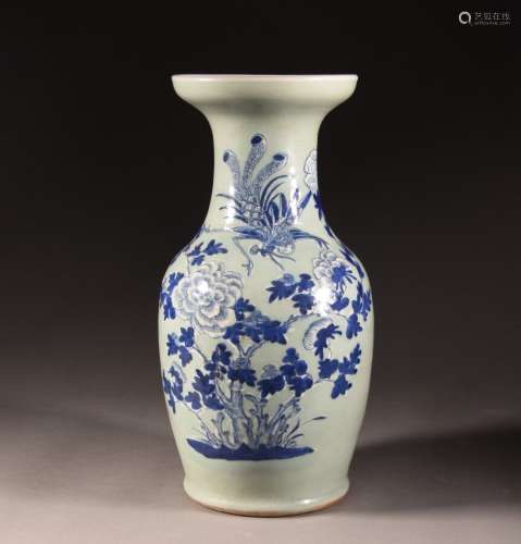 中国 - 19世纪淡青花底蓝白相间的凤凰飞翔图瓷质栏杆花瓶。H.42.5厘米Fêle