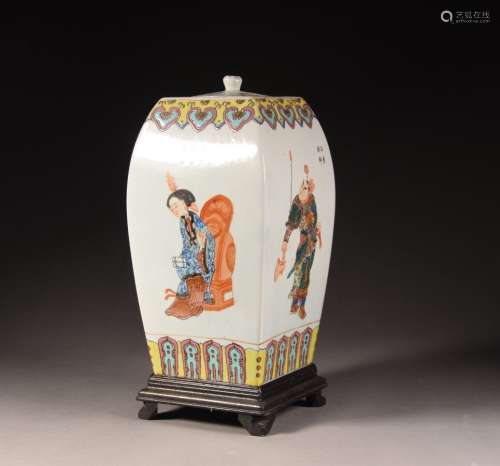中国--1900年左右盖方瓷壶，四面多色文字装饰，壶楣上有黄家莲花瓣的味道。H.34厘米底部和盖子都有钻孔