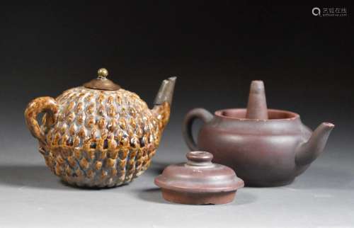 中国 - 19世纪兩件微縮石器茶壺，一件局部施琺瑯彩，有浮雕，蓋子和壺嘴有金屬裝置（修壺嘴），另一件是宜興石器，中央部分有一圓錐形穿孔，蓋子上有一孔（裂縫，有小碎片H.7.5厘米和7厘米