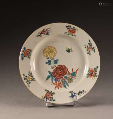 中国，印度公司--18世纪晚期。珐琅彩花纹盘D. 22厘米釉面有裂纹、小的改动。