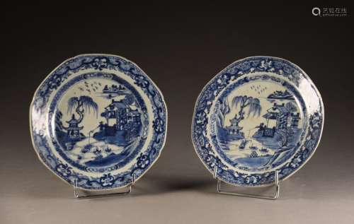 中国，印度公司--18世纪青花渔家乐八角瓷盘一对18世纪晚期的英国出口作品D. 19厘米Fêles