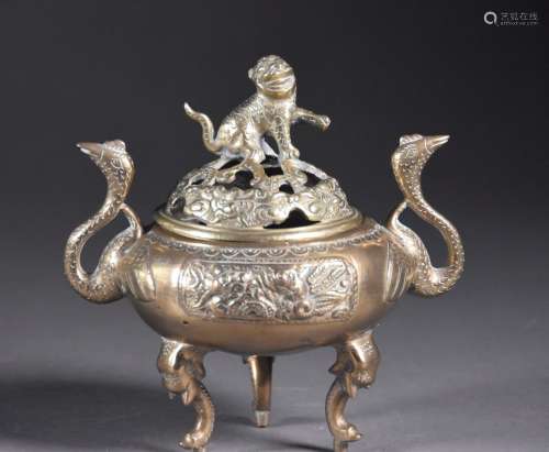 中国-19世纪末青铜鼎式香炉，两柄鸟形，盖上镂空云纹，上有一佛犬，足有象头。在下面做记号H.17厘米高青铜器改造(孔)