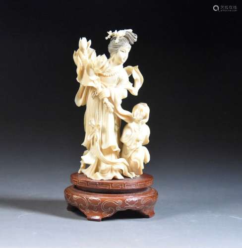 ** 中国 -- -- 20世纪初雕刻精美的象牙仕女图和卡拉子图，木质底座。1920-1930年左右总高度：16厘米 - 总毛重：221克