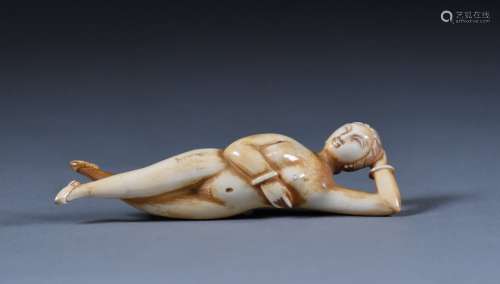 ** 中国 -- -- 20世纪初象牙雕刻手镯的女医生1920年左右。长：10.5厘米 - 重量：32克。在脚下发光