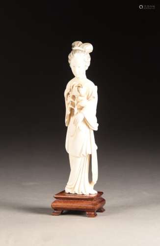 ** 中国 -- -- 20世纪初木雕象牙女子抱花图，木雕底座1920年左右。总高度：18.5厘米 - 毛重：141克。