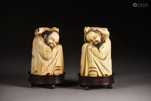 ** 中国 -- -- 约1900年。两个象牙雕刻的睡圣像H.10厘米----重量：390和417克。在木质底座上