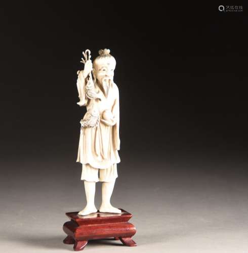 ** 中国 -- -- 20世纪初木雕象牙渔夫像1920年左右。总高度：18.5厘米 - 毛重：129克。