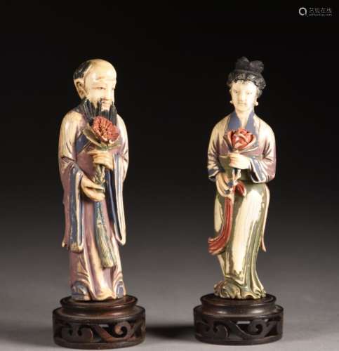 ** 中国 -- -- 20世纪初对花，一对多色象牙雕刻题材的情侣1930年左右H.12，5厘米 - 重量：85和116克在木质底座上