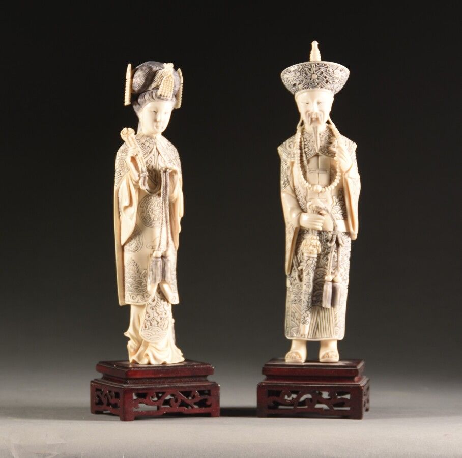中国- 约1920年。一對象牙皇帝和皇后雕塑，有建隆標記高，最大22厘米 