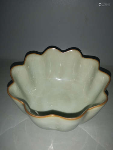 CHINESE CELADON GLAZED LOTUS BOWL