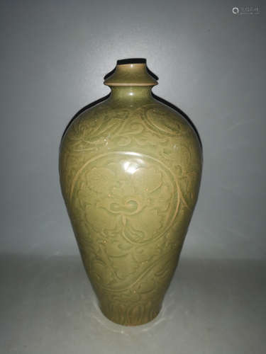 CHINESE CELADON GLAZED PORCELAIN VASE