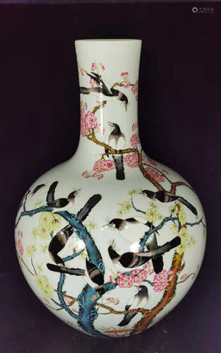 CHINESE FAMILLE ROSE PORCELAIN VASE