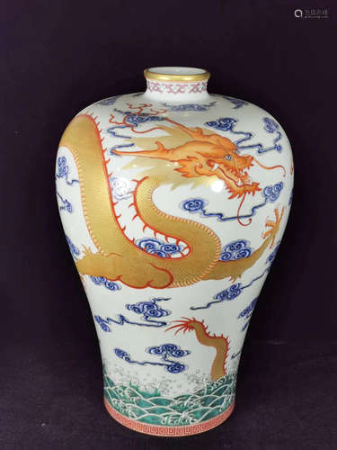 CHINESE GILDED DRAGON PORCELAIN VASE