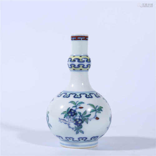 Qing Dynasty Yongzheng pastel bottle