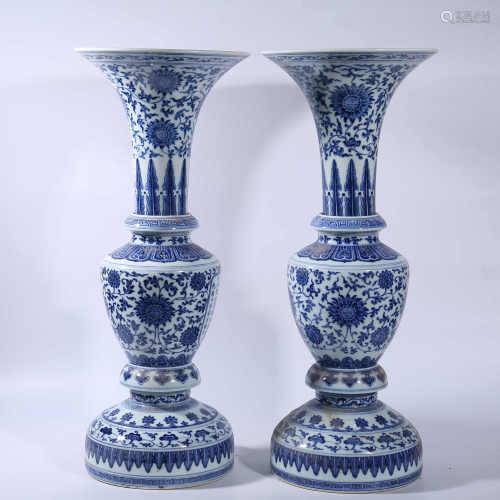 A pair of blue and white lotus shaped goblets in Qing Dynasty
