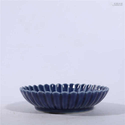 Qing Dynasty Yongzheng blue glazed chrysanthemum plate