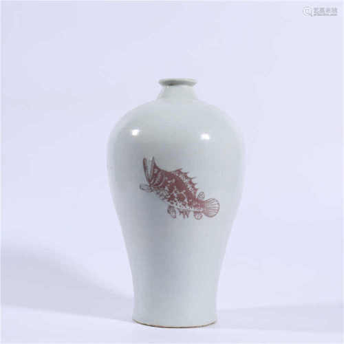 Glazed red three fish pattern plum vase in Qing Dynasty