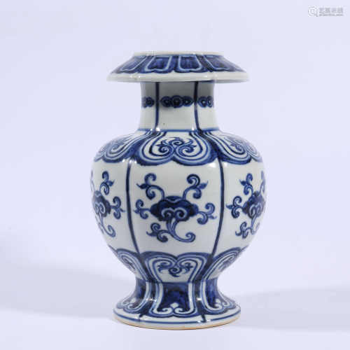 Xuande blue and white vase in Ming Dynasty