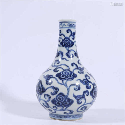 Blue and white flower vase of Xuande in Ming Dynasty