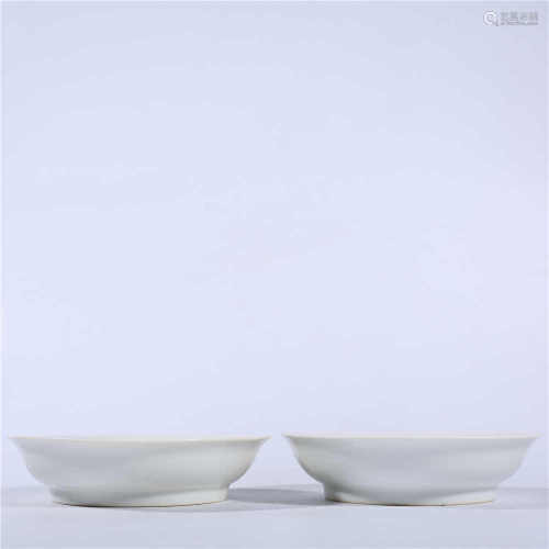 A pair of white glazed plates in Ming Dynasty