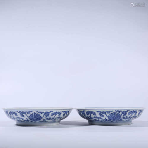 A pair of blue and white lotus pattern plates in Daoguang of Qing Dynasty