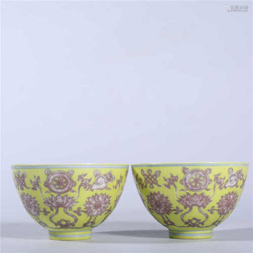 A pair of Jiaqing yellow glazed bowls with red flower pattern in Qing Dynasty