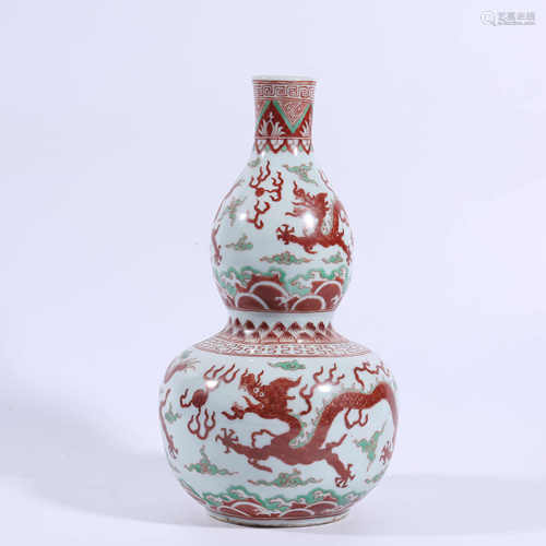 Jiajing pastel gourd bottle with dragon pattern in Ming Dynasty