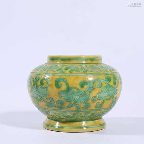 Ming Dynasty Xuande yellow bottom green color pot