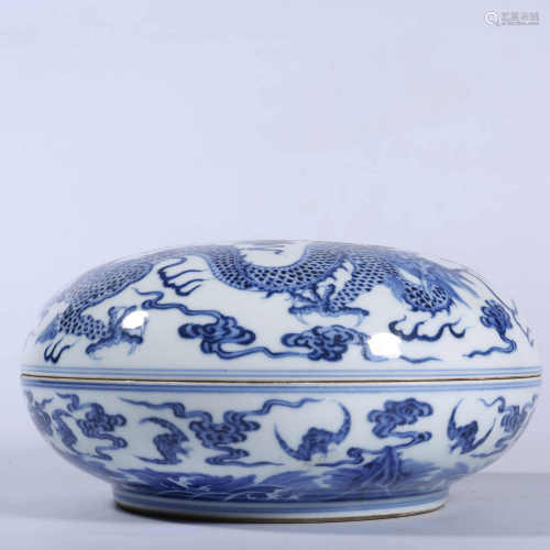 Qing Dynasty Jiaqing blue and white dragon pattern cover box