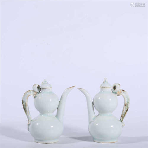 A pair of blue glazed wine pots in Ming Dynasty