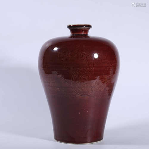 Red glazed plum vase with dragon pattern in Ming Dynasty