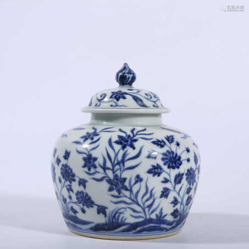 Blue and white flower covered pot in Ming Dynasty