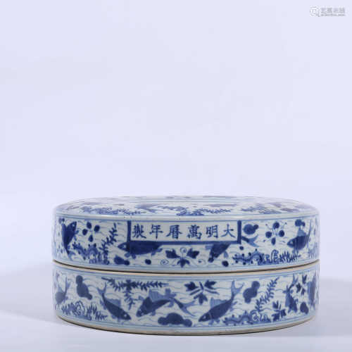 Blue and white fish algae covered jar in Wanli of Ming Dynasty