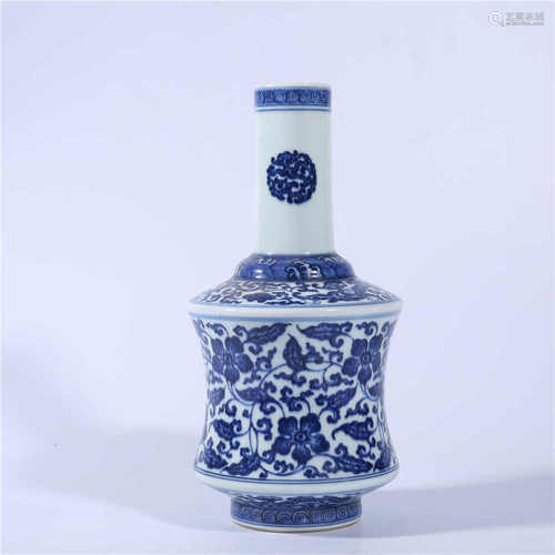 Qing Dynasty Yongzheng blue and white bottle