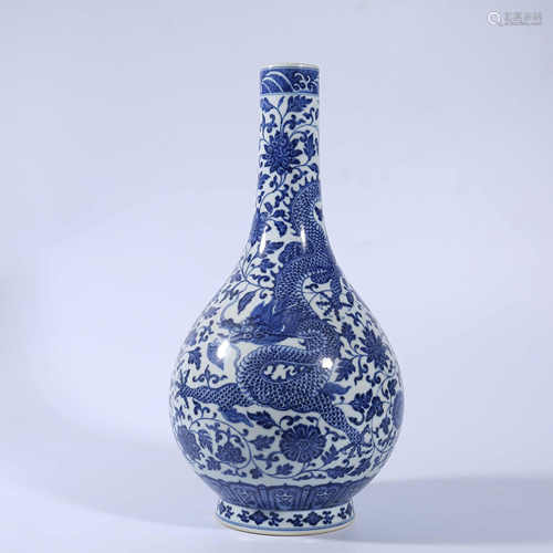 Qing Dynasty Yongzheng blue and white dragon vase