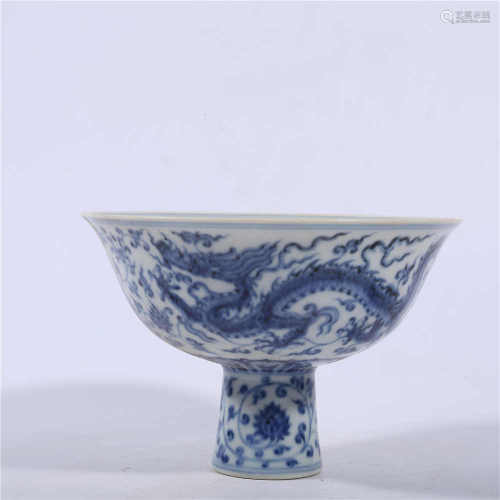 Xuande blue and white dragon pattern bowl in Ming Dynasty
