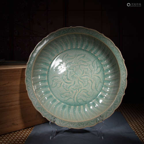 CHINESE LONGQUAN WARE CARVED FLOWERS LARGE PLATE, YUAN DYNASTY