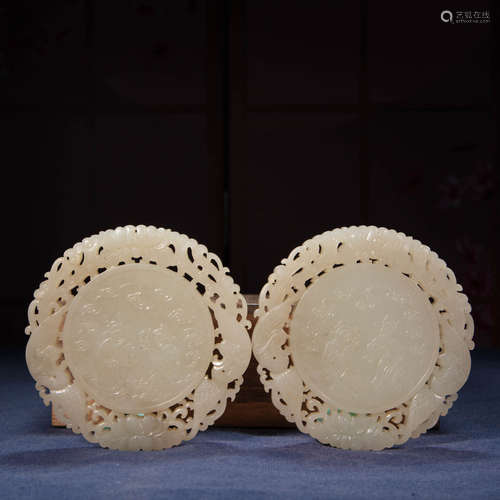 A PAIR OF CHINESE HETIAN JADE PENDANTS, QING DYNASTY