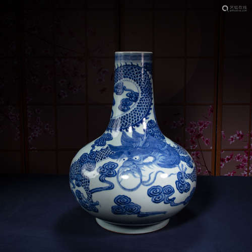 CHINESE BLUE AND WHITE DRAGON PATTERN BOTTLE,  MING DYNASTY