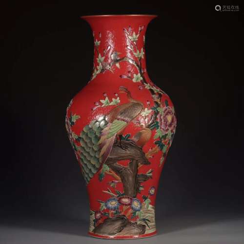 大清乾隆年制款 沙红雕刻花鸟纹瓶