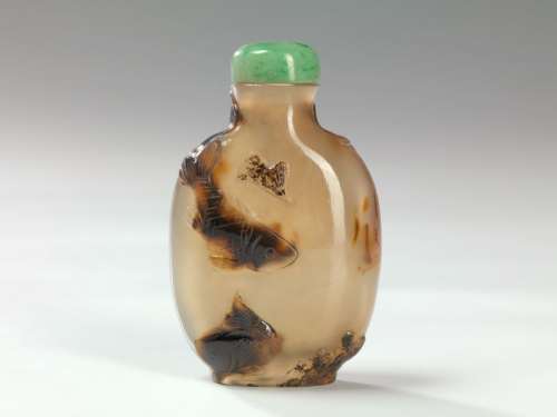 瑪瑙鼻煙盒，中國，20世紀初 雕鯉魚，利用石頭的暗脈，翡翠蓋，缺匙，頸部上部有光澤。：6.5厘米