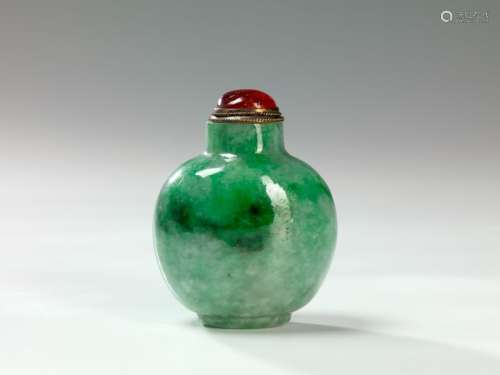 翡翠鼻烟盒 中国，20世纪初 卵圆形托在小足上，红石塞，顶部有翡翠塞与之相连。：6厘米