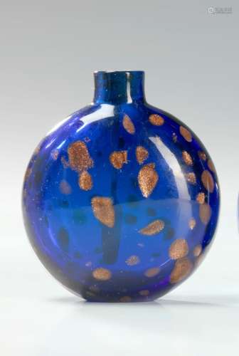 藍玻璃閃閃發金的鼻煙盒 中國，20世紀 圓形，散佈著仿金星石的金斑，蓋子缺失。：6.2厘米