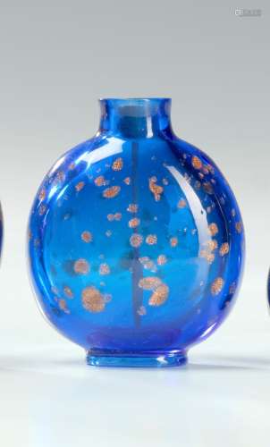 藍玻璃閃爍金光的鼻煙盒，中國，19/20世紀 卵形，散佈著仿金星的金斑，缺蓋。  顶部：5.5厘米