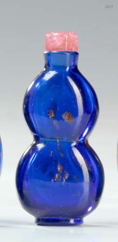藍玻璃閃金鼻煙盒 中國，20世紀 雙葫蘆形，散佈著仿金星石的金斑，勺子缺失。：7厘米