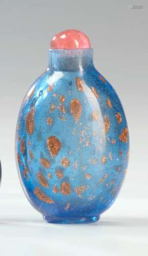 閃閃發亮的藍色玻璃鼻煙壺，閃閃發亮的金光 中國，19/20世紀 巴爾斯特，散佈著仿金星石的金斑，頸部有微小的碎片。：6.5厘米