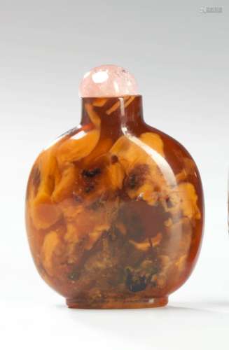棕色琥珀中國鼻煙盒，20世紀初 卵形，拋光表面，粉紅石英蓋；缺匙，頸部上部有小的拋光傷口。：6.2厘米